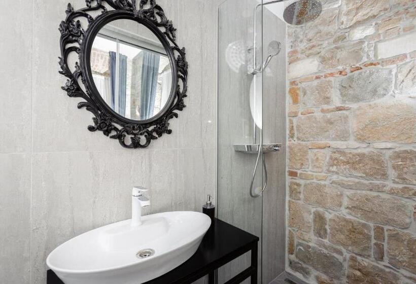 Cameră Deluxe Pat King Size, Irini Luxury Rooms