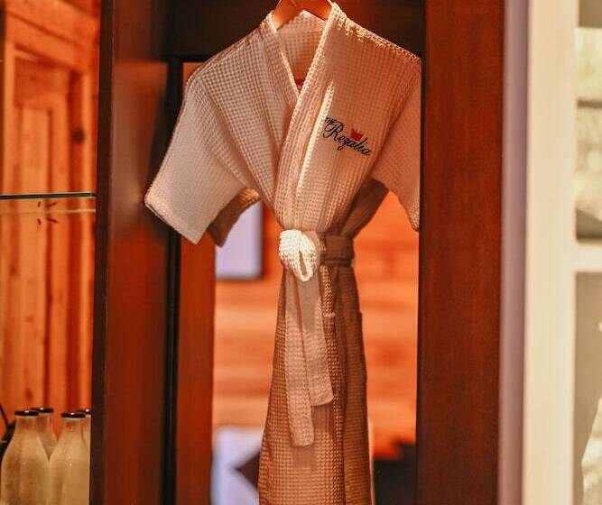 מיטת קינג בסוויטה, The Regalia Resort