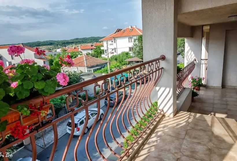 اتاق خانوادگی, Dom Mladenovi B&b
