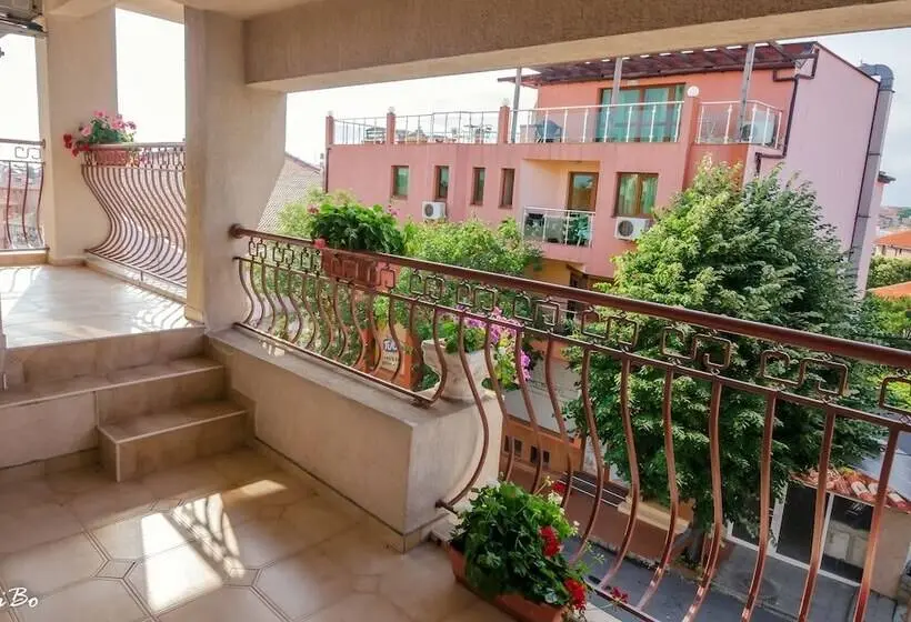 اتاق خانوادگی, Dom Mladenovi B&b