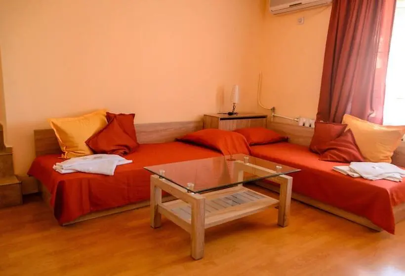 اتاق خانوادگی, Dom Mladenovi B&b