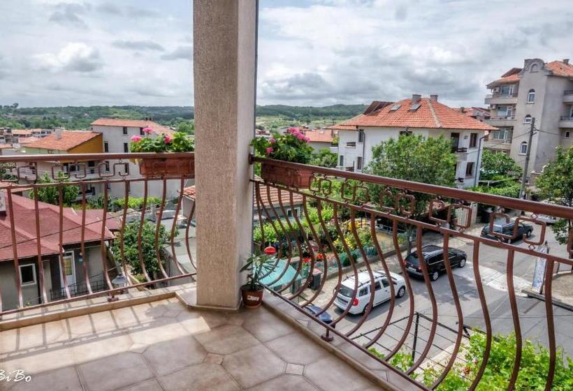 Трехместный Номер Стандарт с Балконом, Dom Mladenovi B&b