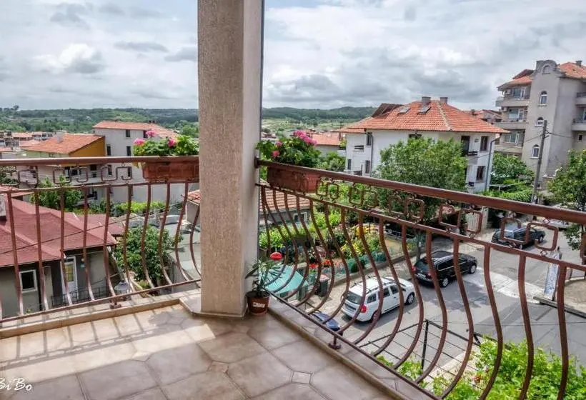 اتاق استاندارد سه تخته با بالکن, Dom Mladenovi B&b