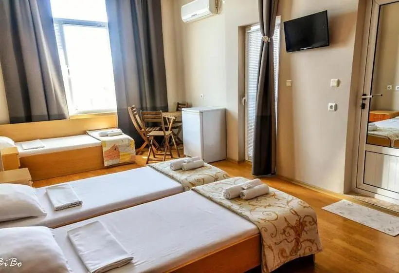 اتاق استاندارد سه تخته با بالکن, Dom Mladenovi B&b