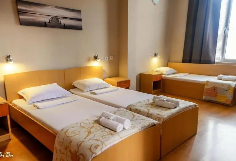 اتاق استاندارد سه تخته با بالکن, Dom Mladenovi B&b