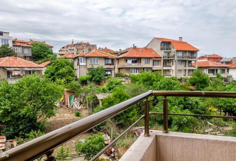 Студио Стандарт с Балконом, Dom Mladenovi B&b