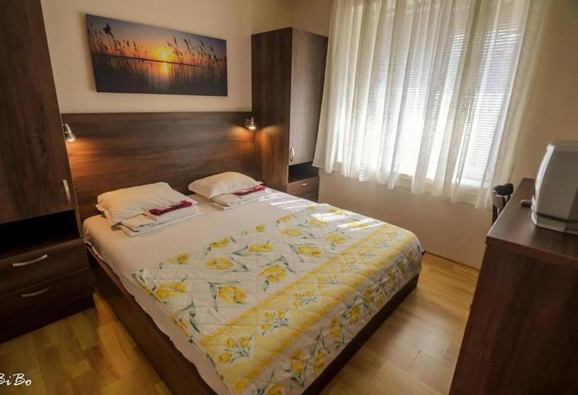 Апартаменты 1 Спальня с Балконом, Dom Mladenovi B&b