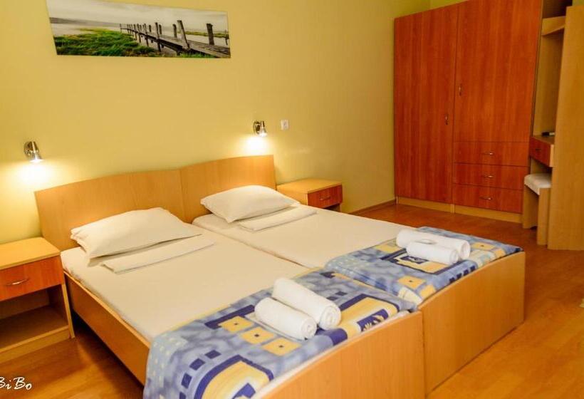 Номер Стандарт с Балконом, Dom Mladenovi B&b