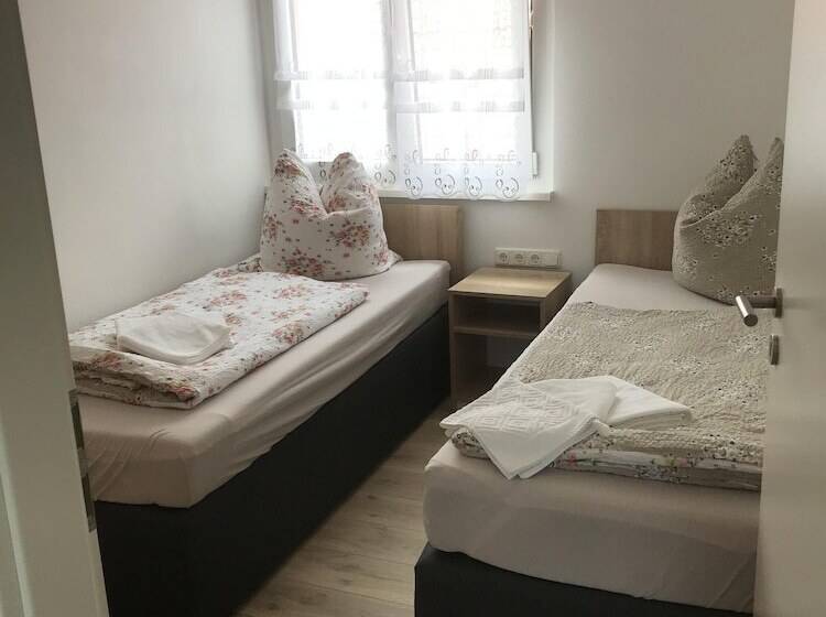 شقة غرفة واحدة, Pension Kaiser