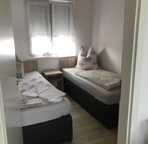 شقة غرفة واحدة, Pension Kaiser