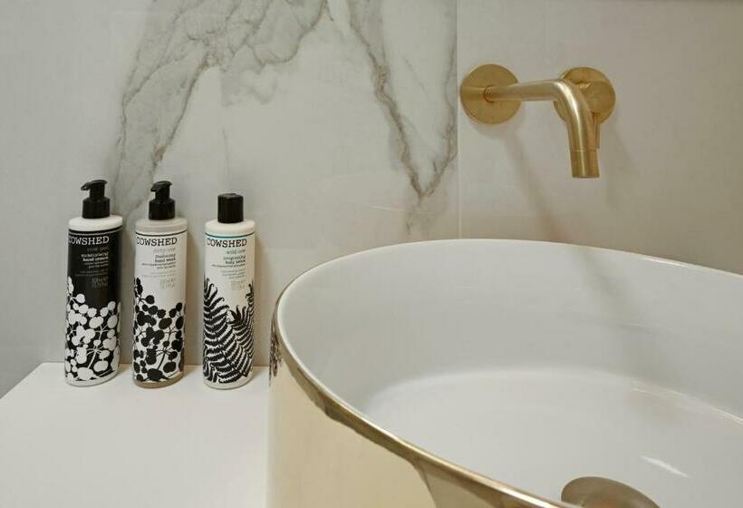 חדר דלוקס, The Melegran