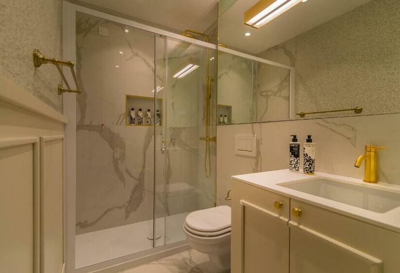 חדר דלוקס, The Melegran