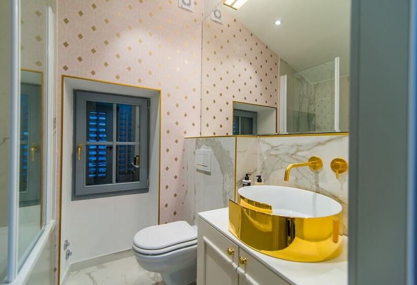 חדר דלוקס, The Melegran