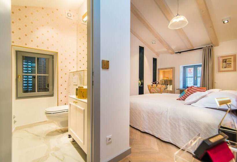 חדר דלוקס, The Melegran