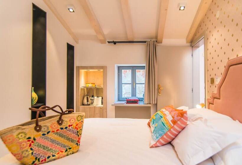 חדר דלוקס, The Melegran