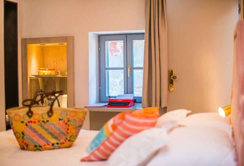 חדר דלוקס, The Melegran