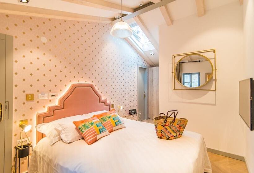 חדר דלוקס, The Melegran