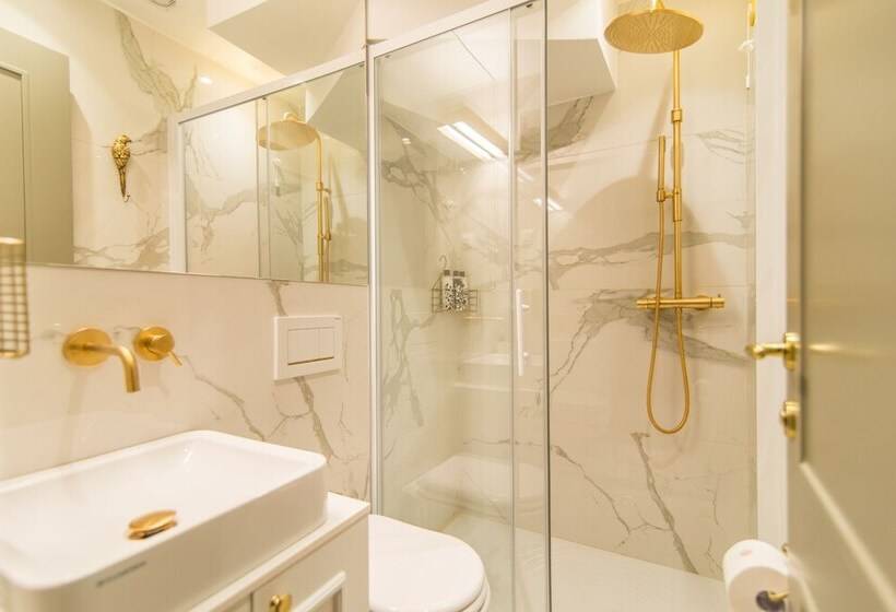 סוויטת דלוקס נוף לים, The Melegran