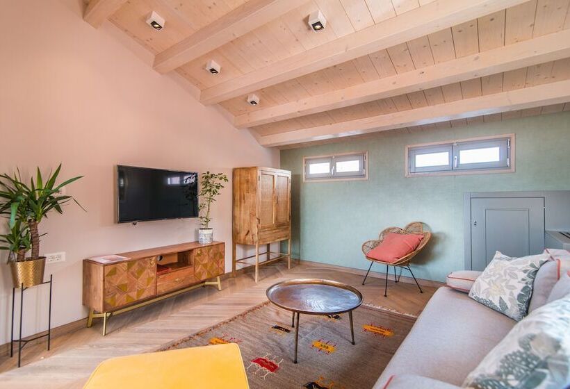 סוויטת דלוקס נוף לים, The Melegran