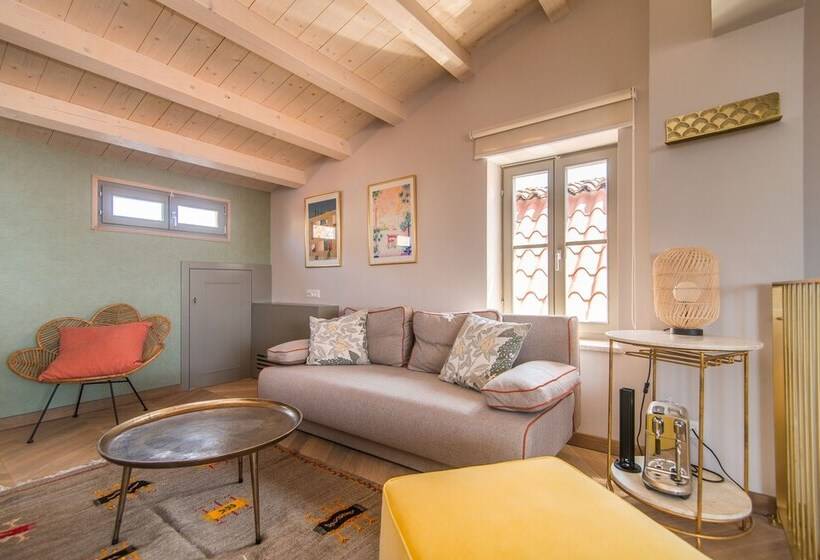 סוויטת דלוקס נוף לים, The Melegran