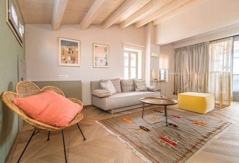 סוויטת דלוקס נוף לים, The Melegran