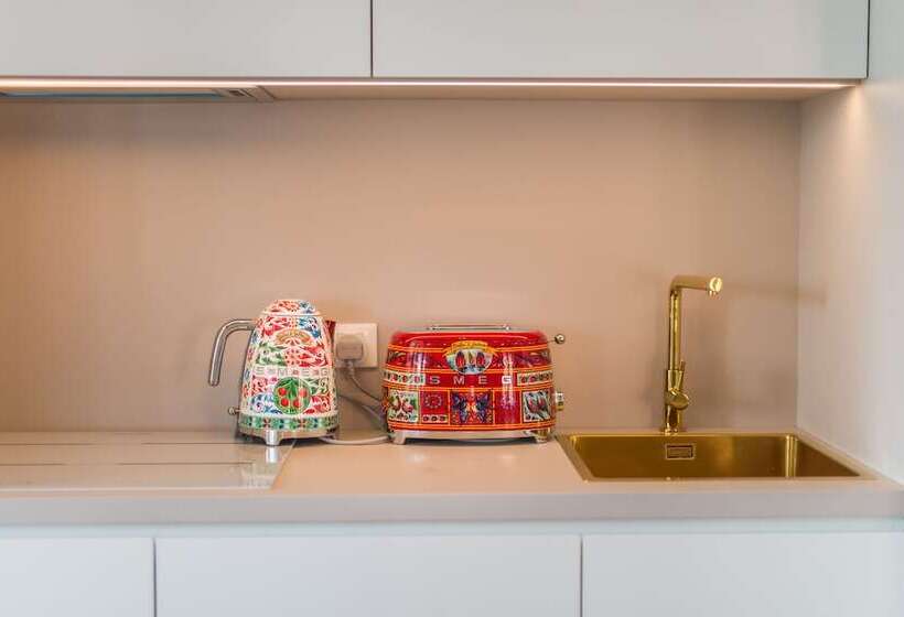 סוויטת דלוקס נוף לים, The Melegran