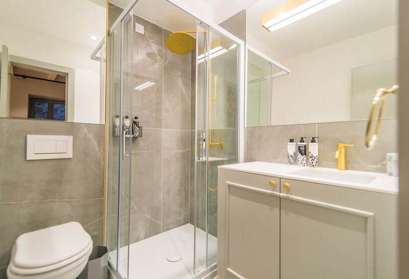 חדר דלוקס, The Melegran