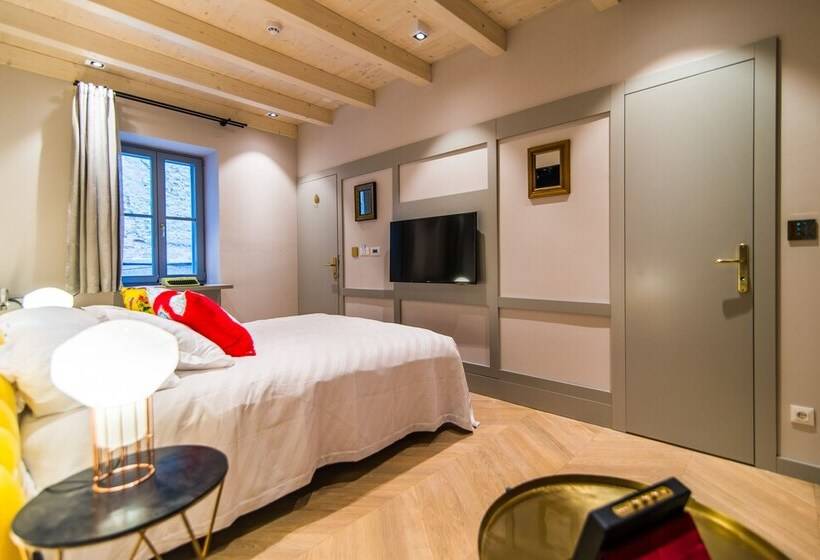 חדר דלוקס, The Melegran