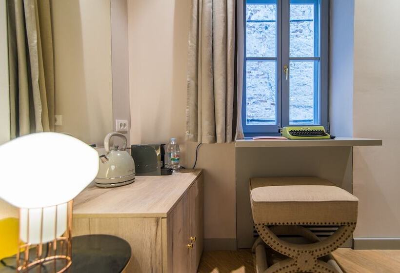 חדר דלוקס, The Melegran