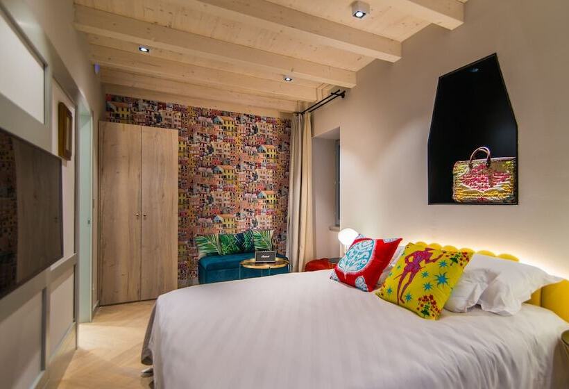 חדר דלוקס, The Melegran