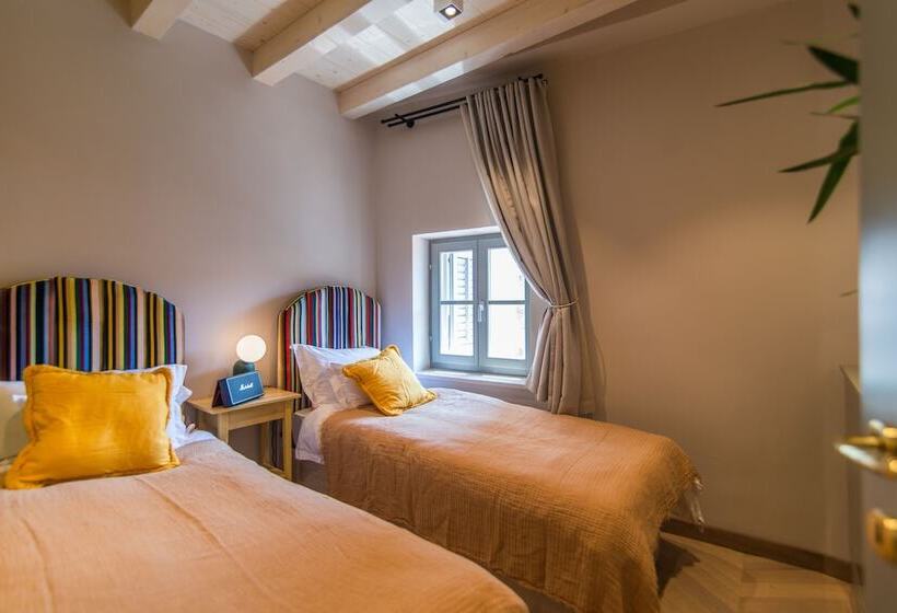 סוויטת דלוקס נוף לים, The Melegran