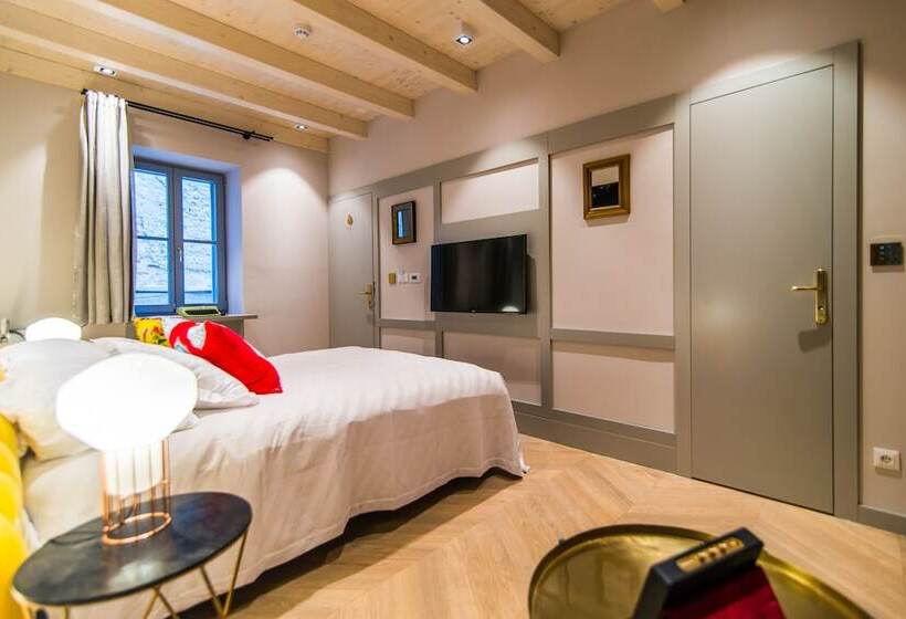 חדר דלוקס, The Melegran