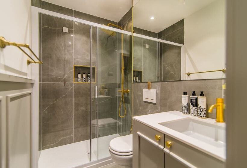 חדר דלוקס, The Melegran