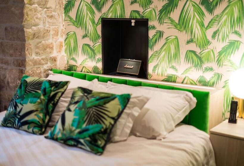 חדר דלוקס, The Melegran