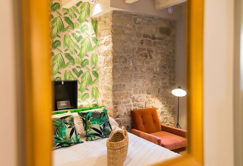 חדר דלוקס, The Melegran