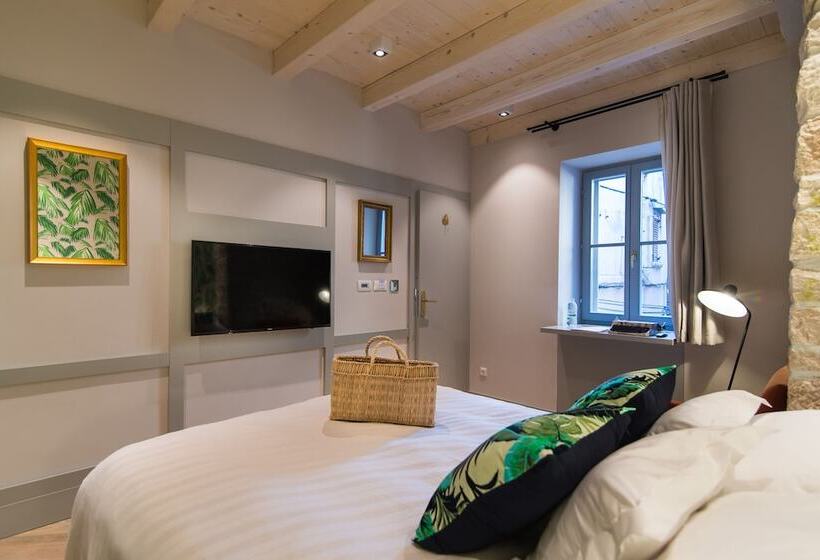 חדר דלוקס, The Melegran