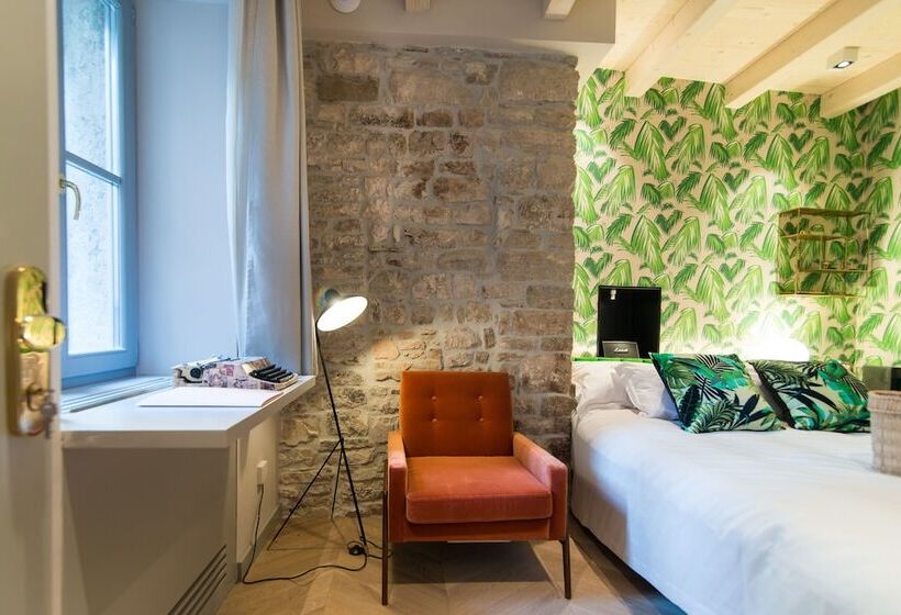 חדר דלוקס, The Melegran