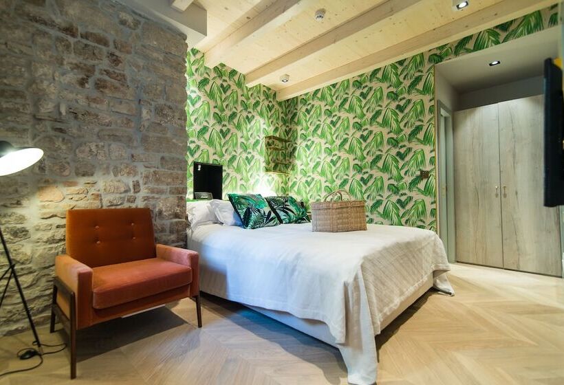 חדר דלוקס, The Melegran