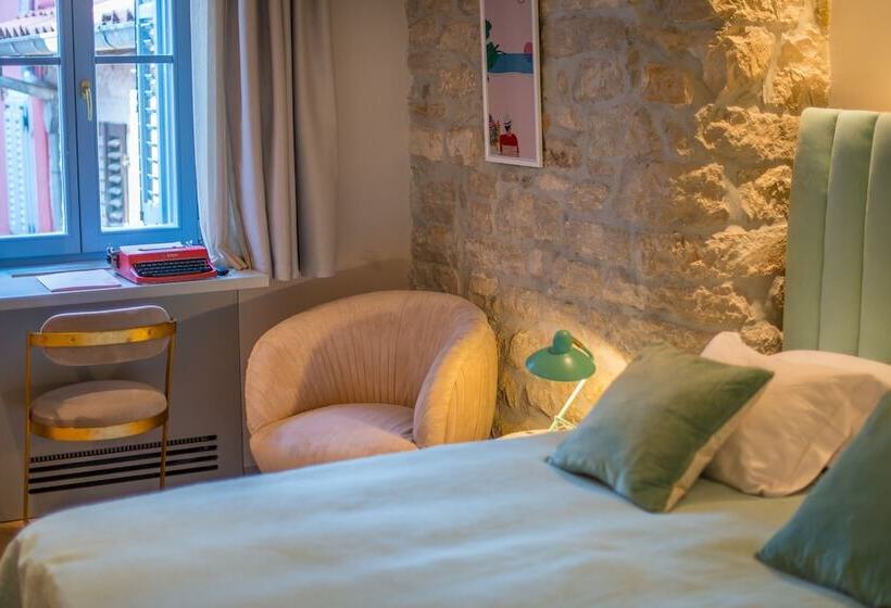 חדר דלוקס, The Melegran