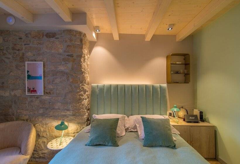 חדר דלוקס, The Melegran