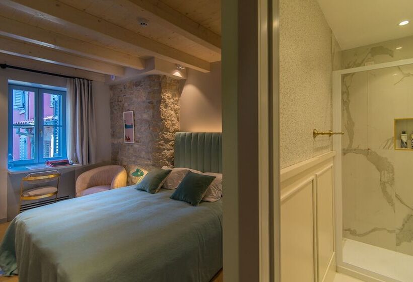 חדר דלוקס, The Melegran