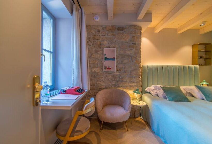 חדר דלוקס, The Melegran