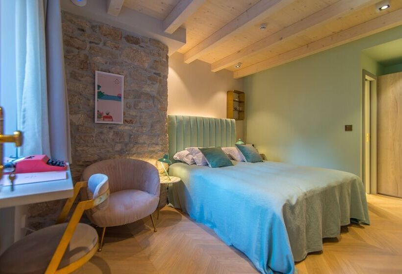 חדר דלוקס, The Melegran