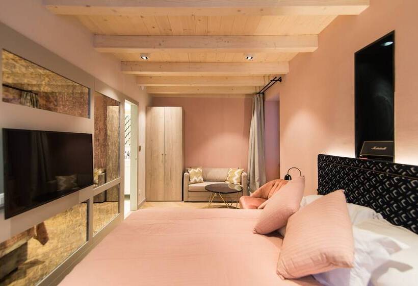 חדר דלוקס, The Melegran