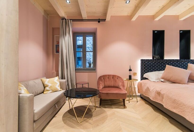 חדר דלוקס, The Melegran