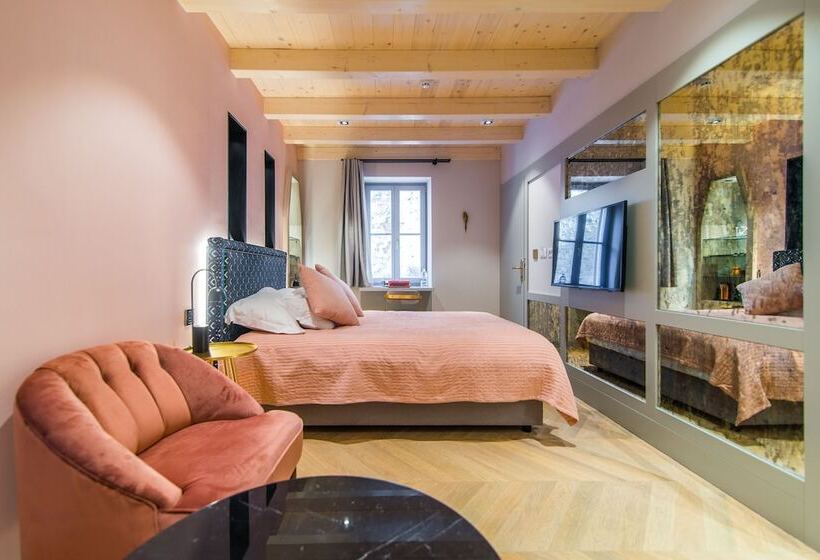 חדר דלוקס, The Melegran