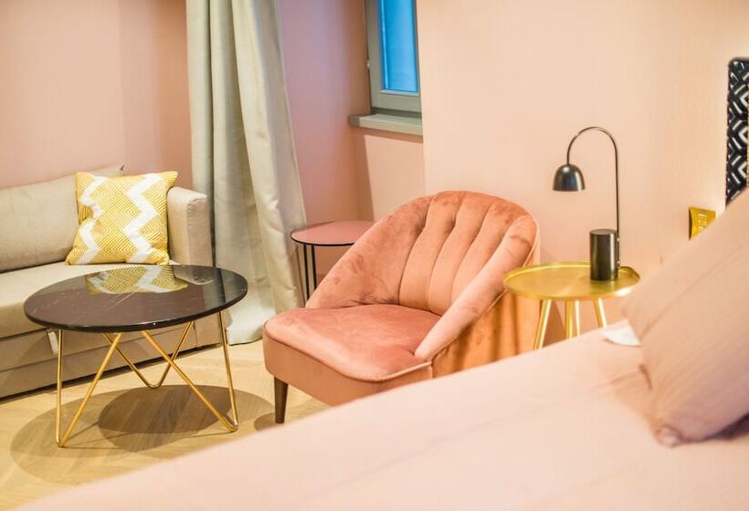 חדר דלוקס, The Melegran