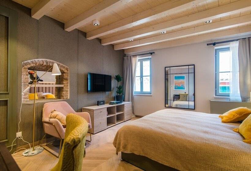 סוויטת דלוקס נוף לים, The Melegran