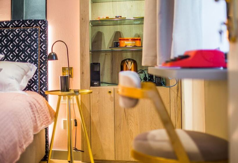 חדר דלוקס, The Melegran