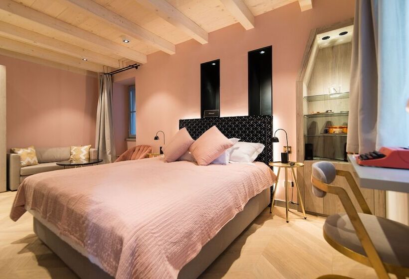 חדר דלוקס, The Melegran